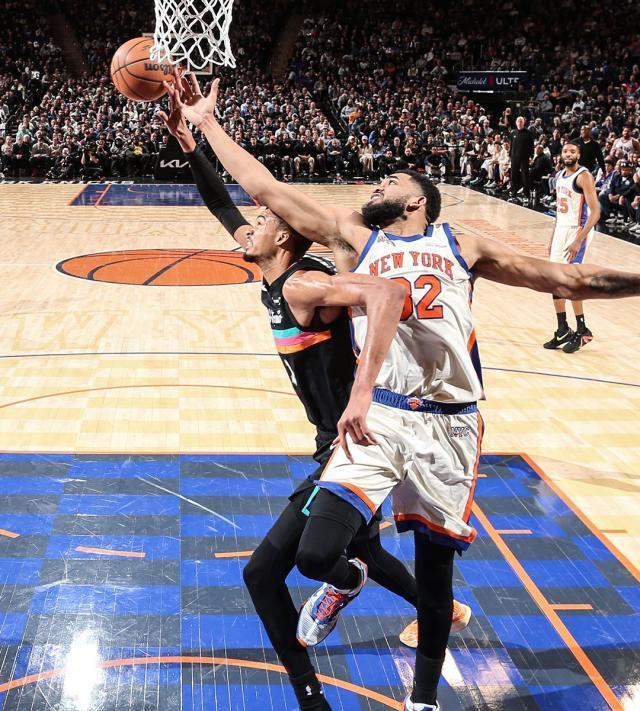 开云真人下载-89分赛季新低!尼克斯筑起铁桶阵,终结马刺11连胜