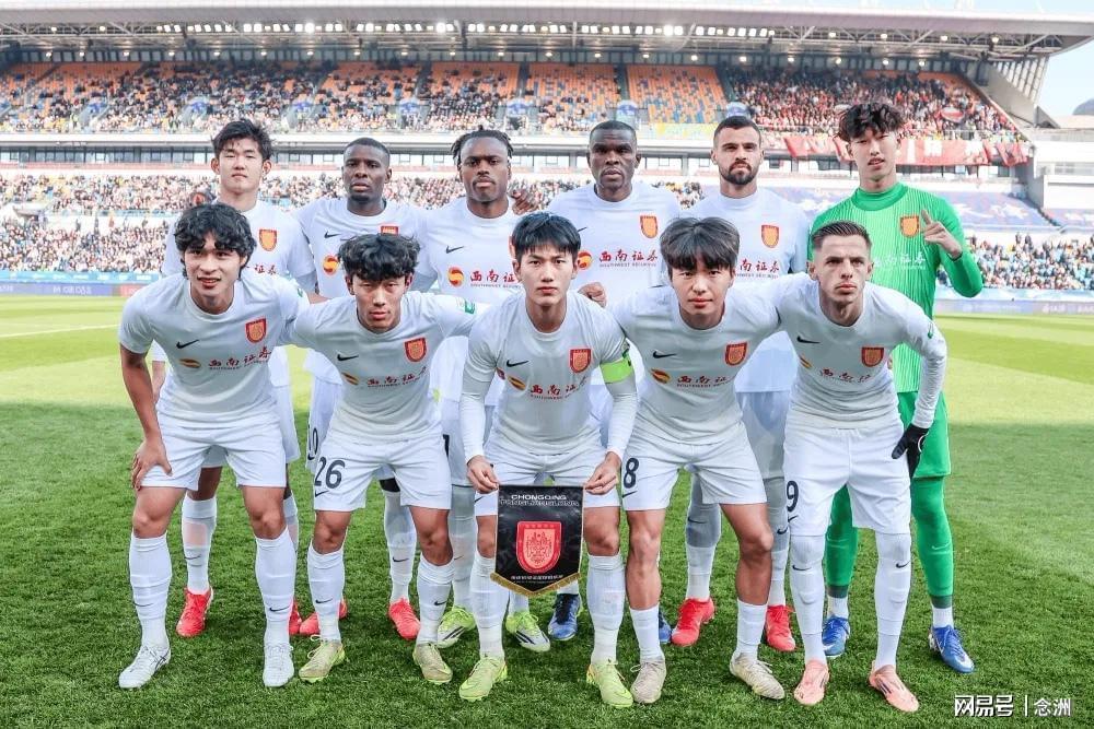 开云真人在线-中超升班马票价太高！球迷怒了 俱乐部门口放韭菜抗议 黄健翔炮轰