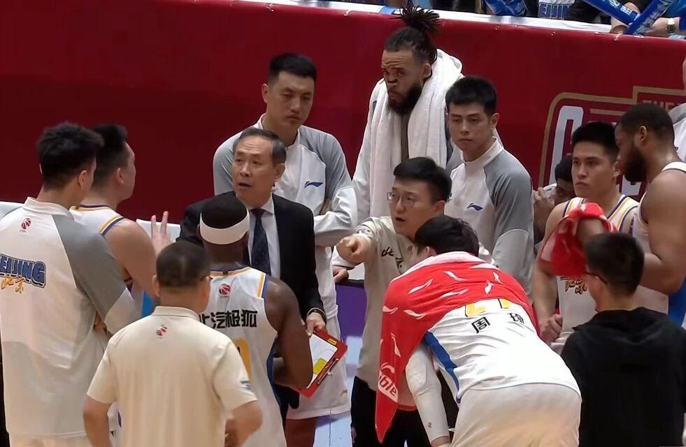开云体育真人-北京男篮15分惨败，不敌浙江掉出四强，篮板球被爆，周琦13+10